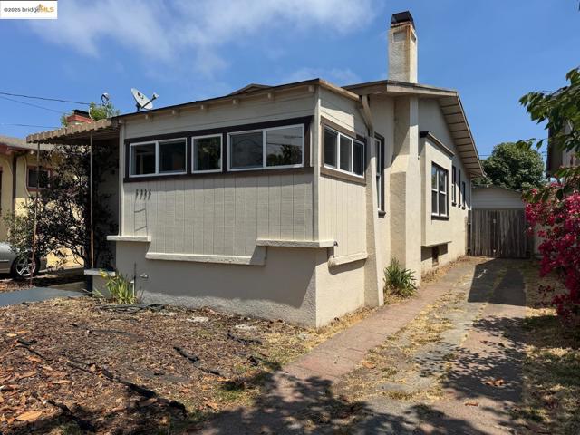 5926 Marshall St, Oakland CA: https://media.crmls.org/mediaz/62ac90fc-96db-4b7b-8a18-e2cdeef941d7.jpg