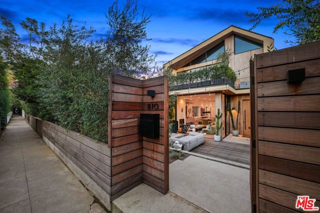 810 Amoroso Place, Venice CA: https://media.crmls.org/mediaz/62ad4d29-f504-4d91-976d-70ef886b40a7.jpg