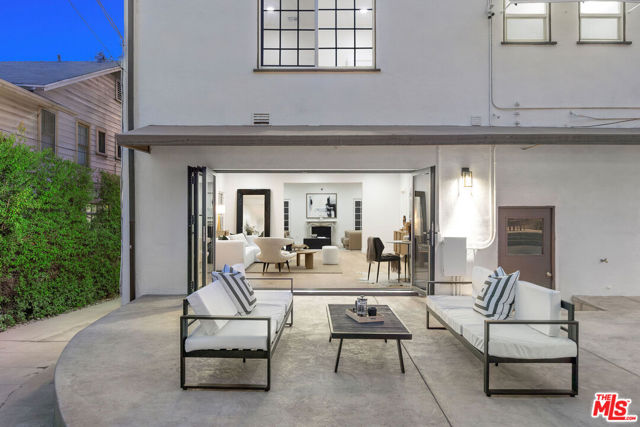 832 S Plymouth Boulevard, Los Angeles CA: https://media.crmls.org/mediaz/62ad4e6f-c7bf-4a61-a12a-81b67880aa7d.jpg