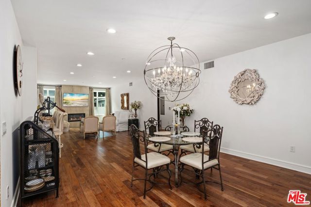 447 N Doheny Drive, Beverly Hills CA: https://media.crmls.org/mediaz/62ad97a1-77bf-4ade-894c-bbf7d10fb0c4.jpg