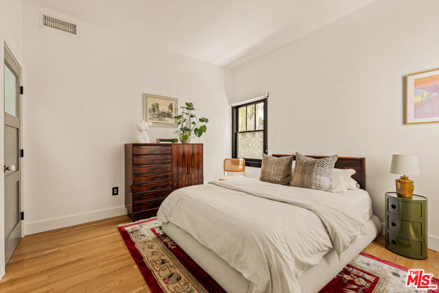 623 N Sierra Bonita Avenue, Los Angeles CA: https://media.crmls.org/mediaz/62adaa2f-15bc-4733-90ad-b2b14dd12f90.jpg