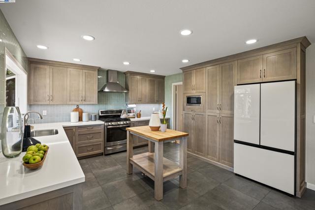 6408 Boone Dr, Castro Valley CA: https://media.crmls.org/mediaz/62add4e9-2afa-4c00-8181-7829ab4d38de.jpg