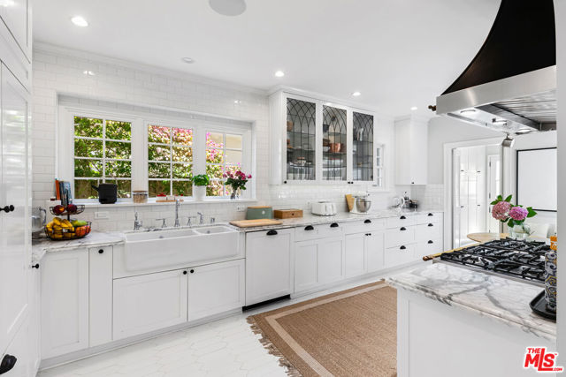 10736 Le Conte Avenue, Los Angeles CA: https://media.crmls.org/mediaz/62af2d00-0ffa-47ef-8ef0-d4728b068c12.jpg