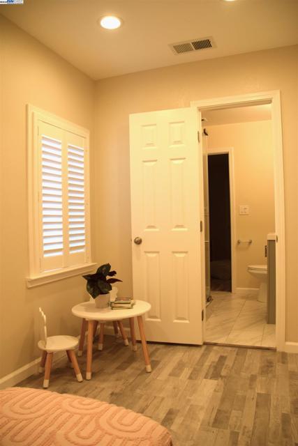 2412 8Th St, Berkeley CA: https://media.crmls.org/mediaz/62af7915-26d0-45e6-b33f-dc4d124c77a9.jpg