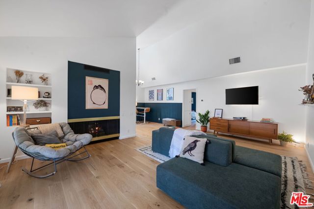 31568 Agoura Road, Westlake Village CA: https://media.crmls.org/mediaz/62b29084-6adb-4733-bec0-b48a2e9cb8f9.jpg