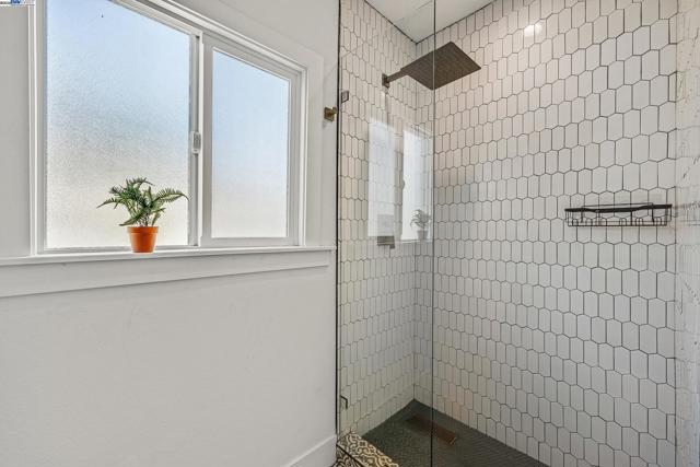 5407 Roberts Ave, Oakland CA: https://media.crmls.org/mediaz/62b480a5-9543-4468-a315-160bd02a1c4d.jpg