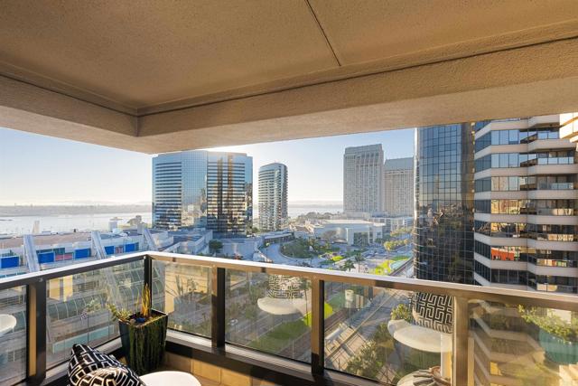 200 Harbor Dr, San Diego CA: https://media.crmls.org/mediaz/62b506e6-3553-462b-b85d-8c004eda0af4.jpg