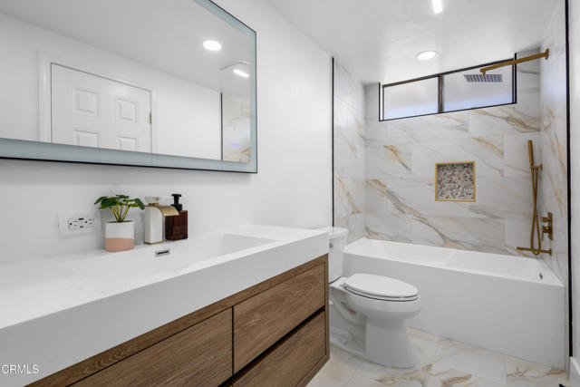 3960 W Hemlock Street, Oxnard CA: https://media.crmls.org/mediaz/62b52af4-8220-4b78-8686-86422dbd2811.jpg