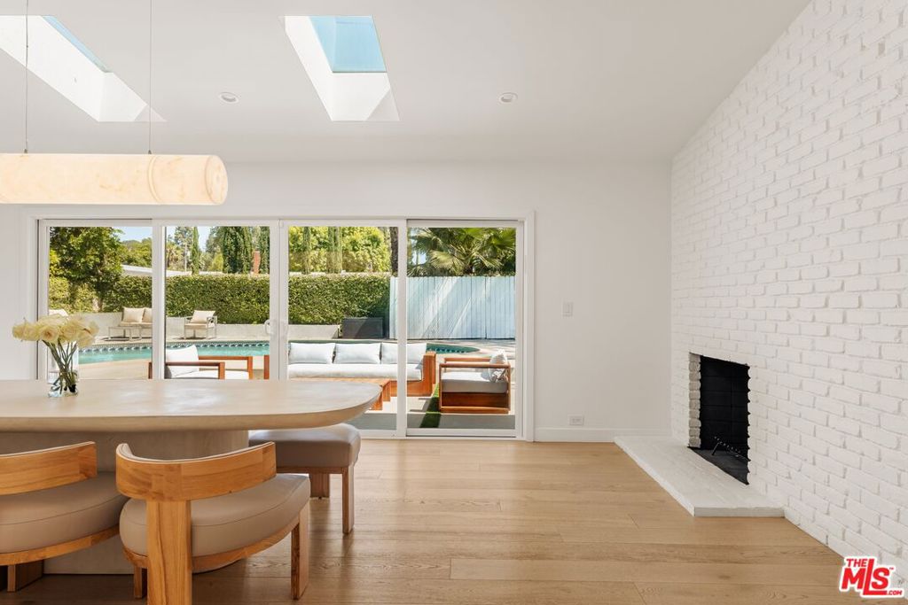 https://media.crmls.org/mediaz/62b672cf-98b8-4ae1-aa27-c06e150a8c91.jpg?preset=X-Large