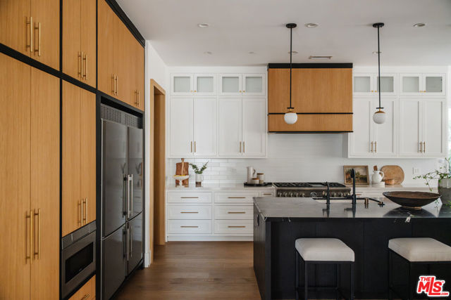 5328 Allott Avenue, Sherman Oaks CA: https://media.crmls.org/mediaz/62b6f296-3411-4881-921e-5730a85a63de.jpg