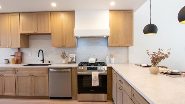 Detail Gallery Image 7 of 29 For 15662 via Calanova, San Diego,  CA 92128 - 3 Beds | 2/1 Baths