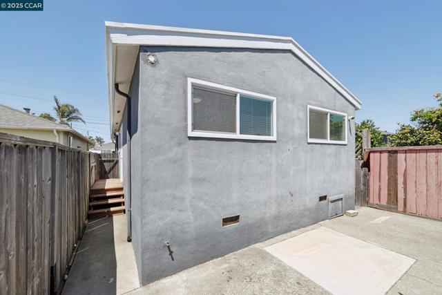 2110 Hellings Avenue, Richmond CA: https://media.crmls.org/mediaz/62b819d7-06f9-4af5-9db0-f2b83ca0e294.jpg