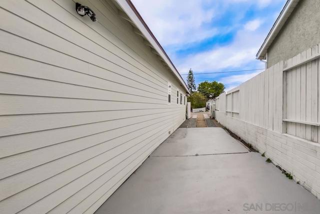 3122 Newell St, San Diego CA: https://media.crmls.org/mediaz/62b91647-8258-4bf9-b78a-8c89361a5ec3.jpg