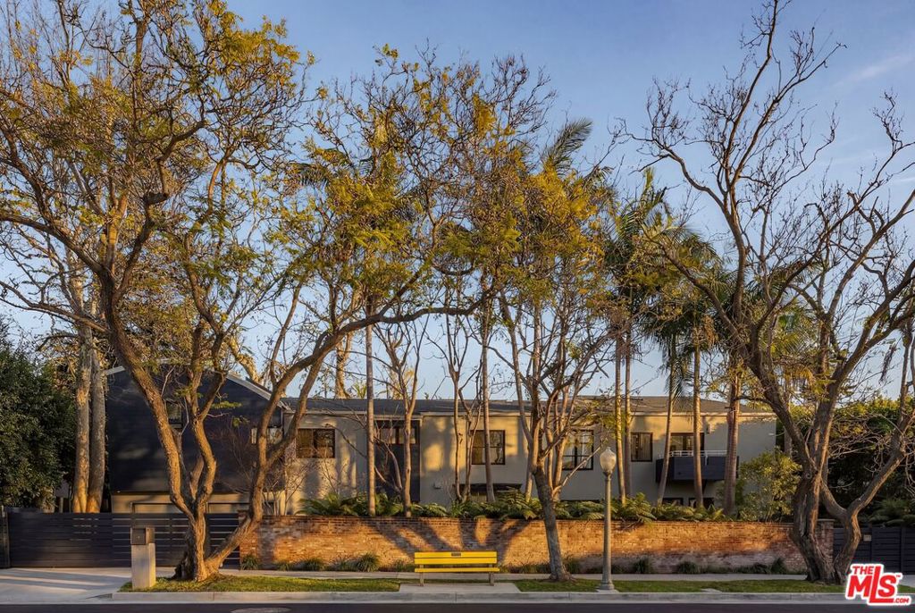 576 E Channel Road — Contemporary