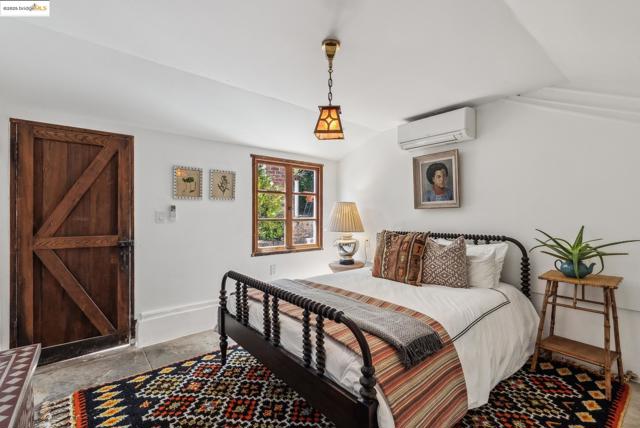 6801 Estates Dr, Oakland CA: https://media.crmls.org/mediaz/62baf412-da6e-4534-a7c0-f866014dfcd9.jpg