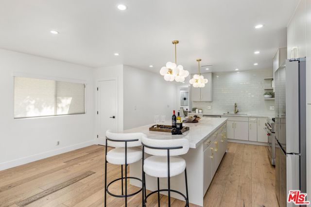 5200 Del Moreno Drive, Woodland Hills CA: https://media.crmls.org/mediaz/62bba8fa-8553-4fbd-97db-d07b5903dad0.jpg