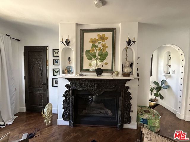 2080 1/2 Vine Street, Los Angeles CA: https://media.crmls.org/mediaz/62bbeed3-f268-4385-a308-db76dea112f2.jpg