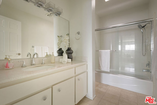 4829 Whitsett Avenue, Valley Village CA: https://media.crmls.org/mediaz/62bc2d76-ed34-46a8-931f-65efb231c2d5.jpg