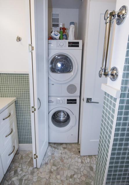 1710 Avenida Del Mundo, Coronado CA: https://media.crmls.org/mediaz/62bcaf10-00b1-4174-8e22-8cfd67f225d6.jpg