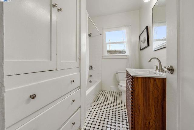 1510 Burbeck Ave, Richmond CA: https://media.crmls.org/mediaz/62bcff5c-7c3c-464b-96b7-384f81185298.jpg