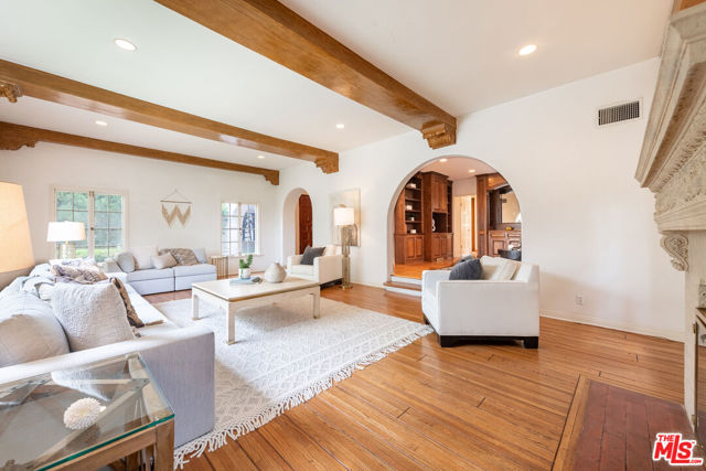 475 S Rodeo Drive, Beverly Hills CA: https://media.crmls.org/mediaz/62bd8225-3e1e-47cb-b0fb-bce481ef9583.jpg
