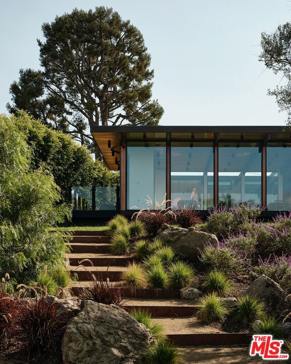 5637 Busch Drive, Malibu CA: https://media.crmls.org/mediaz/62bda6d6-ce74-4c5b-a891-ab17b170f870.jpg