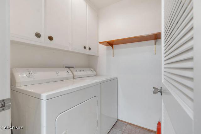 246 W Vineyard Avenue, Oxnard CA: https://media.crmls.org/mediaz/62be05ad-b62e-4b44-84eb-9480de889bd3.jpg