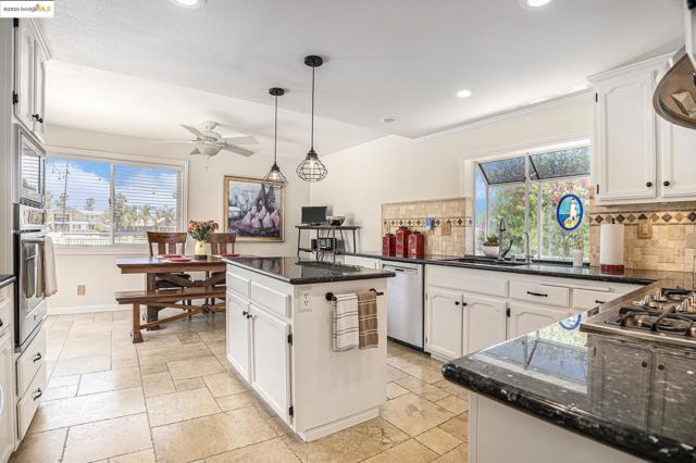 2167 Saint Andrews Ct, Discovery Bay CA: https://media.crmls.org/mediaz/62bf4d59-be97-408b-b035-e8afc841426f.jpg