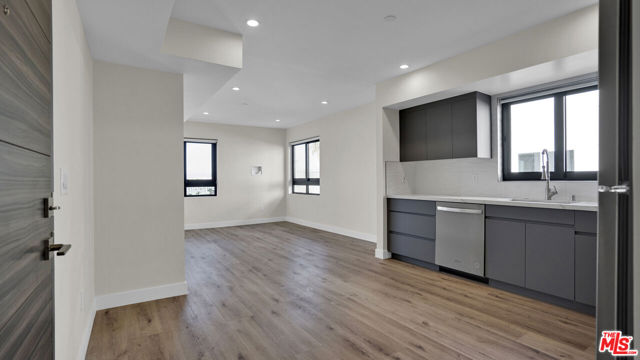 846 S Mariposa Avenue, Los Angeles CA: https://media.crmls.org/mediaz/62bf96c2-fac3-4b38-90dc-81fabe717a36.jpg