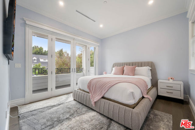 126 N Canyon View Drive, Los Angeles CA: https://media.crmls.org/mediaz/62c02357-2e99-472d-9643-95971263c870.jpg