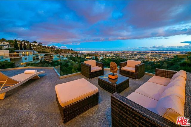 2183 Sunset Plaza Drive, Los Angeles CA: https://media.crmls.org/mediaz/62c11fbe-93d4-4dcb-af90-282b1d40292c.jpg