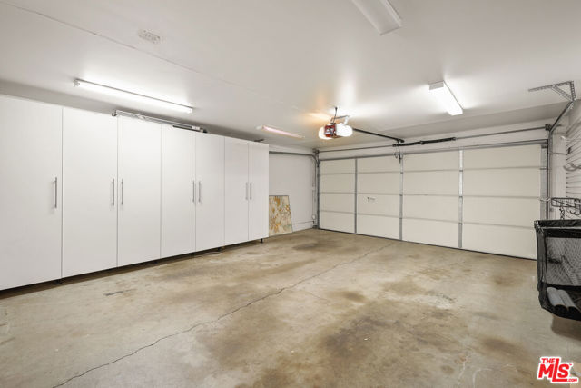 2005 Chilton Drive, Glendale CA: https://media.crmls.org/mediaz/62c129b4-0f03-4201-a516-a09815f1b303.jpg