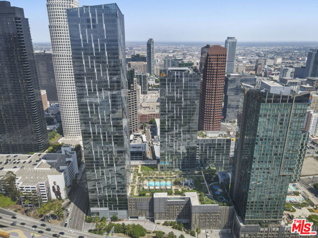 877 Francisco Street, Los Angeles CA: https://media.crmls.org/mediaz/62c1e63a-4a3c-4076-8b15-55f348eee391.jpg