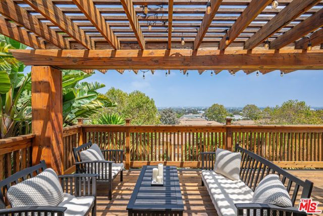 4113 Don Diablo Drive, Los Angeles CA: https://media.crmls.org/mediaz/62c424b0-86b9-4222-9a1e-126aac6eca9b.jpg