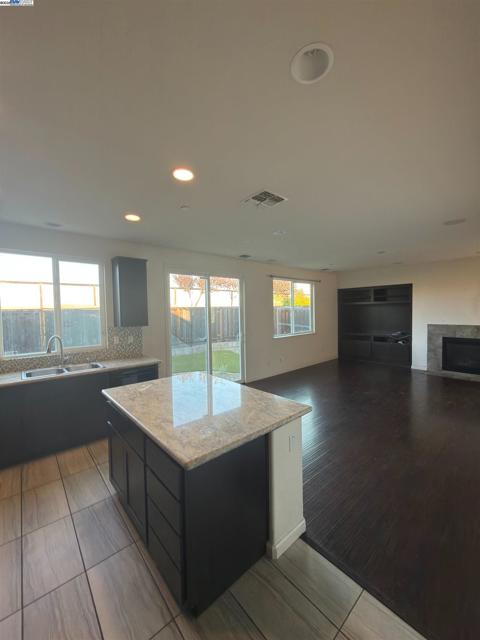 2746 Gracie Pl, Fairfield CA: https://media.crmls.org/mediaz/62c49fc9-ba4f-4a11-b5dd-8a2a3042a979.jpg