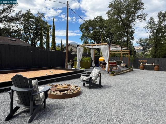 1722 Foothill Blvd, Calistoga CA: https://media.crmls.org/mediaz/62c4db0b-9bcc-4270-b56f-f6df8580a5f9.jpg