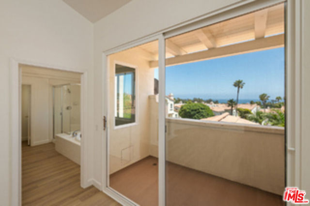6465 Zuma View Place, Malibu CA: https://media.crmls.org/mediaz/62c5a7f4-594b-4268-95a3-a161e252eda5.jpg