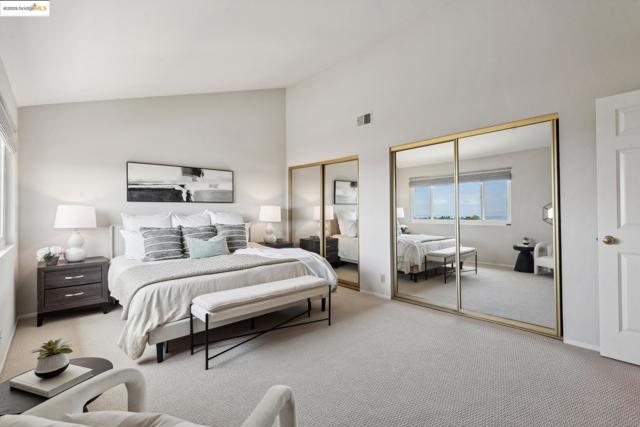 93 Thousand Oaks St, Oakland CA: https://media.crmls.org/mediaz/62c5c933-fbe5-44d8-bb2c-98ddfbad3775.jpg
