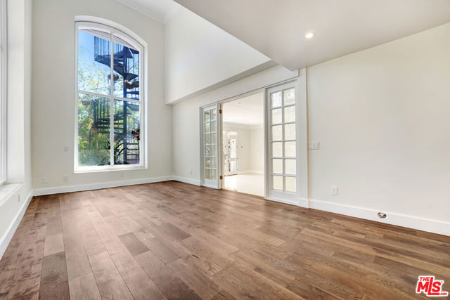 12320 Ridge Circle, Los Angeles CA: https://media.crmls.org/mediaz/62c5d061-fd4a-417b-85a5-da01a6588f2e.jpg