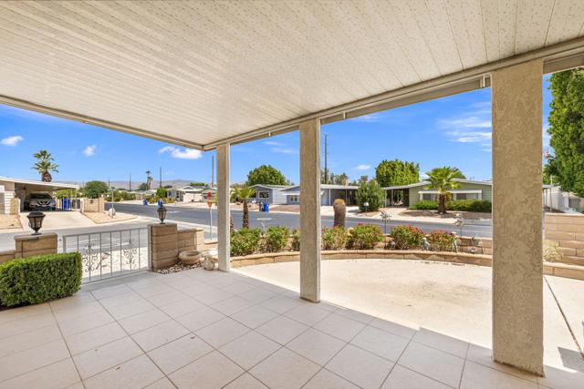 39551 Hidden Water Place, Palm Desert CA: https://media.crmls.org/mediaz/62c5dab1-e99b-4c61-a9c6-6d290c8e3cbd.jpg