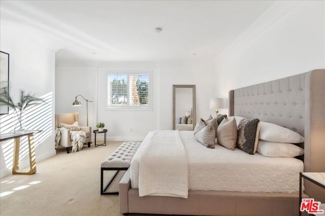 261 S Reeves Drive, Beverly Hills CA: https://media.crmls.org/mediaz/62c6491c-fb7a-49a0-8f74-62665ec638fc.jpg