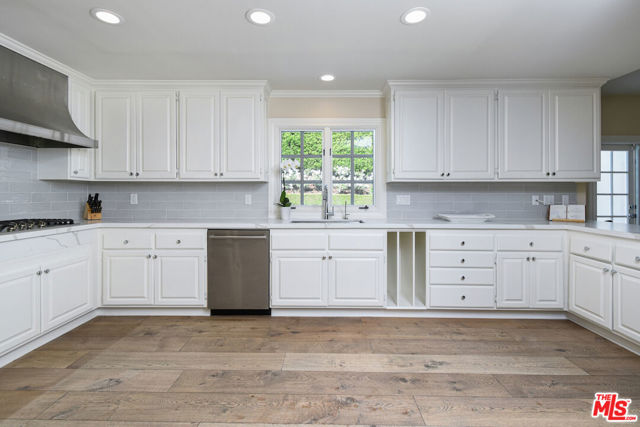 5449 S Rim Street, Thousand Oaks CA: https://media.crmls.org/mediaz/62c69f00-e708-43da-aac1-ee683382bd20.jpg
