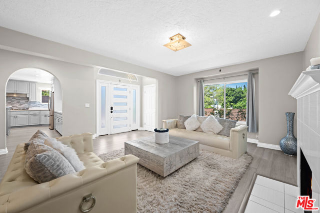 15042 Valleyheart Drive, Sherman Oaks CA: https://media.crmls.org/mediaz/62c734b3-f0d0-496e-b195-738f0debf9ed.jpg