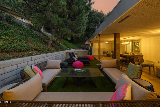 3351 Country Club Drive, Glendale CA: https://media.crmls.org/mediaz/62c7e3b4-3eea-4185-8c8c-d6df843d38e2.jpg