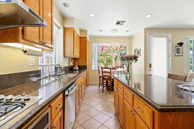 250 BRIDGEWATER RD, Hayward CA: https://media.crmls.org/mediaz/62c7f8c6-e121-4c5d-9fec-e88d5cab3e44.jpg