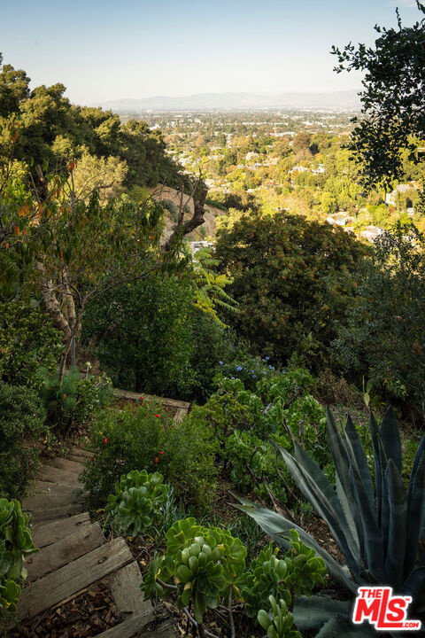 3720 Alta Mesa Drive, Studio City CA: https://media.crmls.org/mediaz/62c82d0d-5474-42be-bea8-a4c71e3c7620.jpg