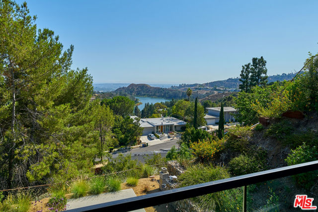 6342 Innsdale Drive, Los Angeles CA: https://media.crmls.org/mediaz/62c89371-5a1a-4a18-aa35-780ec28eea54.jpg