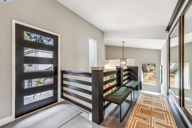 2005 TUNNEL RD, Oakland CA: https://media.crmls.org/mediaz/62c90123-e5ce-4dfc-9bb1-86d96d255fc6.jpg
