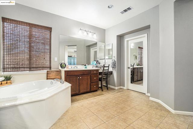 583 Sawgrass Way, Oakley CA: https://media.crmls.org/mediaz/62c919e8-031c-4a04-89de-2dd84d067bcf.jpg