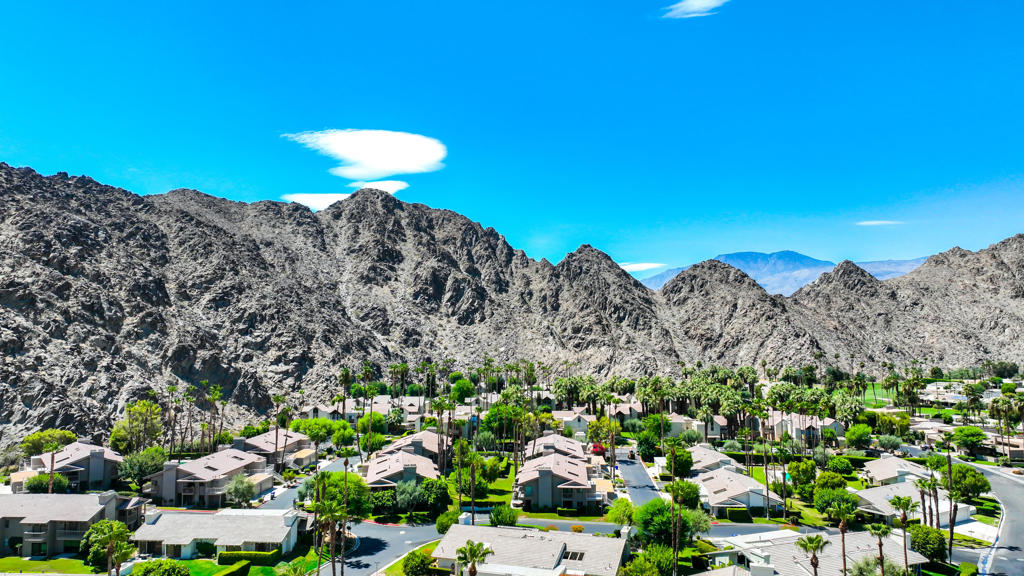 https://media.crmls.org/mediaz/62ca801e-4015-4107-8a24-7f304cd9c284.jpg?preset=X-Large
